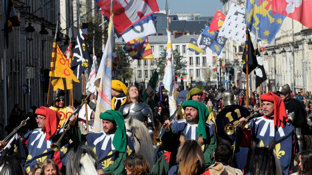 Photo of the Orléans medieval Joan of Arc parade with the Orléans cathedral in the background